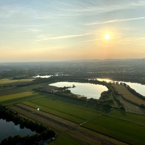 weserbogen, wasser, teich, see mit froeschen und ballonen