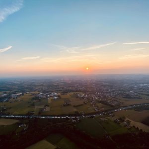 ausblick-sonne-abendlicht-abendfahrt-baluer-himmel