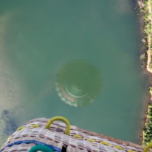 Speigelung im Gewässer Ballonfahrt