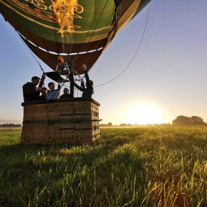 Startplatz mit dem Barre Heissluftballon im sonnenaufgang
